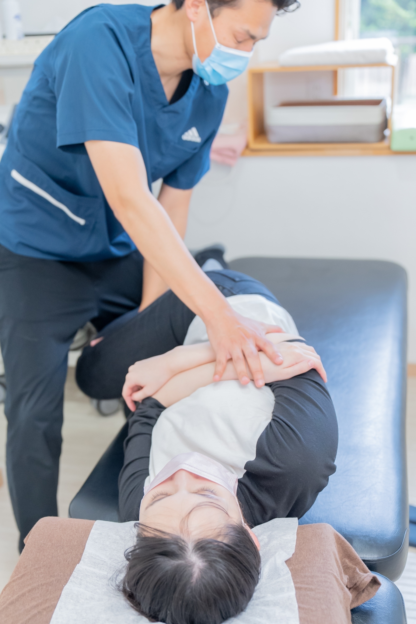 Hugmeの施術室で骨盤まわりを調整している様子